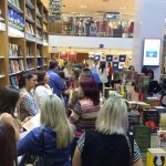 Uma fila de gente muito querida que passou pelas livrarias para me dar um abraço